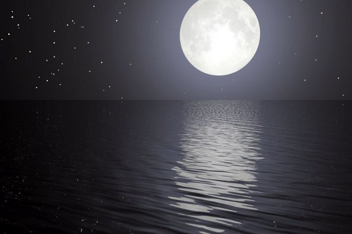 полная луна над водой