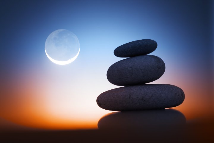 камни на фоне полной луны