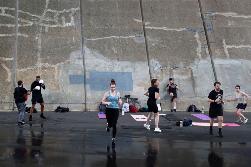 © Reuters. People exercise under the Triborough Bridge in the Queens borough of New York